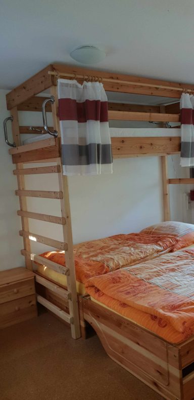 Schlafzimmer 2 mit ausgeklapptem Bett